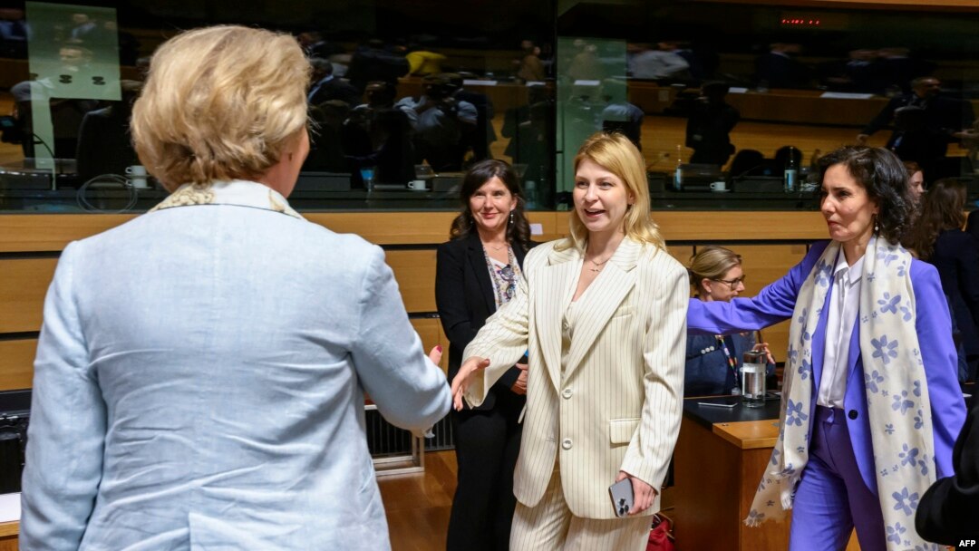Potpredsednica ukrajinske vlade Olga Stefanišina, u sredini, rukuje se sa hrvatskim državnim sekretarom za evropska pitanja Andrejom Metelko Zgombić pre početka razgovora o pridruživanju Ukrajine EU u Luksemburgu 25. juna 2024. (Foto: Jean-Christophe Verhaegen / AFP)
