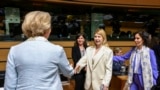 乌克兰负责欧洲和欧洲大西洋整合事务的副总理奥尔加•斯特凡尼希娜(中)率领代表团参加卢森堡的加入欧盟谈判。(2024年6月25日)