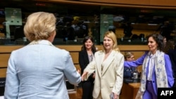 La Viceprimera Ministra para la Integración Europea y Euroatlántica de Ucrania, Olga Stefanishyna, saluda a la Secretaria de Estado de Asuntos Europeos de Croacia, Andreja Metelko-Zgombic (izq.), en Luxemburgo el 25 de junio de 2024.