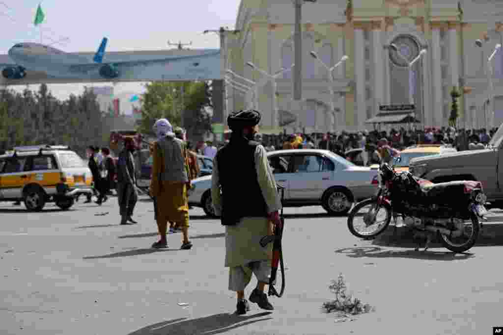 نگهبانی نیروهای طالبان در مقابل فرودگاه بین‌المللی حامد کرزی در کابل، افغانستان