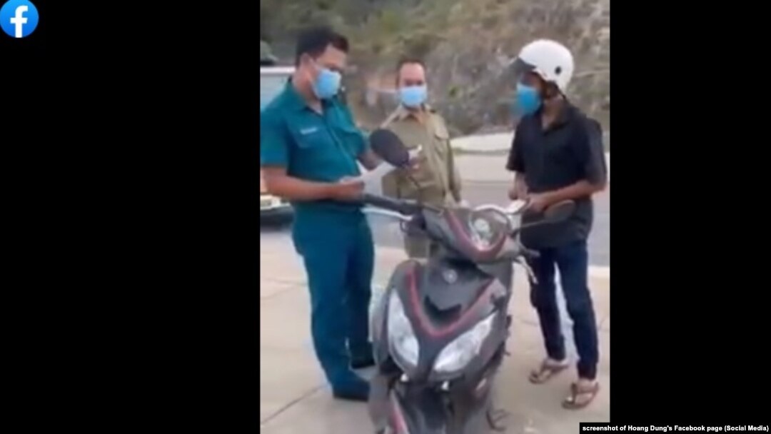 Một cán bộ phường ở Tp.Nha Trang phạt một công nhân vì ra đường mua bánh mì, nước uống, 18/7/2021.