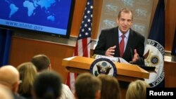 Juru bicara sementara Departemen Luar Negeri AS, Mark Toner memberikan keterangan kepada media di Washington DC hari Selasa (7/3). 