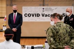 Presiden Joe Biden mengunjungi pusat vaksin COVID-19 di Walter Reed National Military Medical Center, Jumat, 29 Januari 2021, di Bethesda, Md. (AP Photo/Alex Brandon)