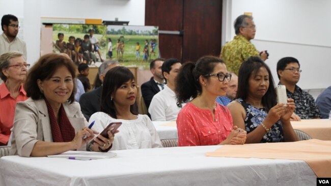 About 100 local Cambodian-Americans attended the informal gathering at Buddhikarama temple, Maryland, July 23, 2017. (Nem Sopheakpanha/VOA Khmer)