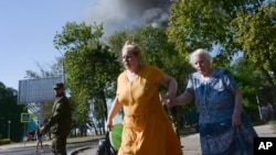 乌克兰顿涅斯克城的居民在炮击中逃散