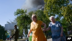 乌克兰顿涅斯克城的居民在炮击中逃散