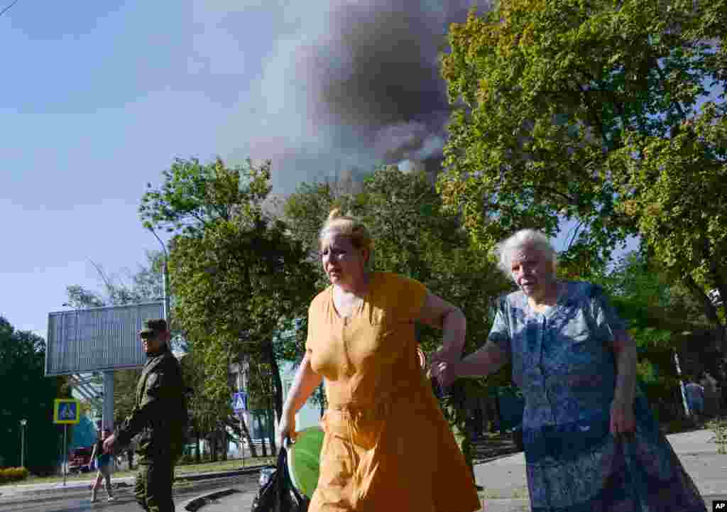 Women rush across the street after shelling in the town of Donetsk, eastern Ukraine, Aug. 27, 2014.&nbsp;