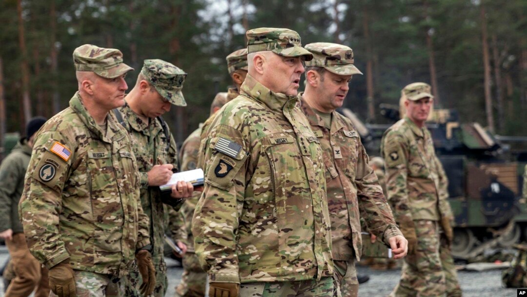 AQSh qurolli kuchlari bosh shtabi rahbari general Mark Milli (markazda) Polshada harbiylar bilan, 2023-yil, 17-yanvar
