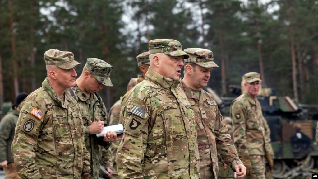 En esta foto distribuida por el ejército de EEUU, el jefe del Estado Mayor Conjunto, general Mark Milley, se reúne con los oficiales estadounidenses a cargo de brindar entrenamiento a ucranianos en la Zona de Entrenamiento Grafenwoehr, Alemania, 16 de enero de 2023.