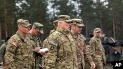 En esta foto distribuida por el ejército de EEUU, el jefe del Estado Mayor Conjunto, general Mark Milley, se reúne con los oficiales estadounidenses a cargo de brindar entrenamiento a ucranianos en la Zona de Entrenamiento Grafenwoehr, Alemania, 16 de enero de 2023.