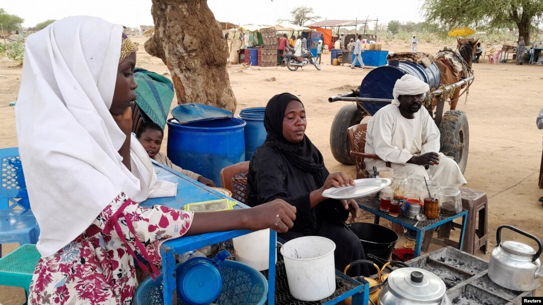 Fatma Dahab Ousman, seorang pengungsi Sudan yang melarikan diri dari kekerasan di negaranya, menjual teh dan bubur kepada pengungsi lain di dekat perbatasan antara Sudan dan Chad, di Koufroun, Chad 1 Mei 2023.