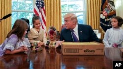 Presiden AS Donald Trump merayakan Halloween di Gedung Putih bersama anak-anak yang diundang, 27 Oktober tahun lalu (foto: dok). 