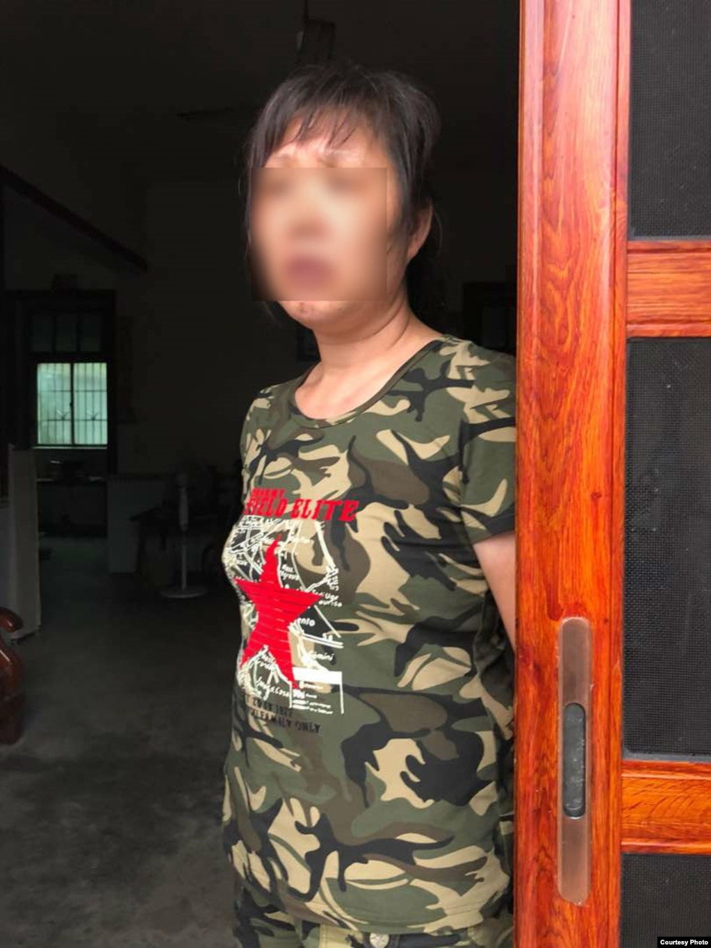 董瑶琼母亲周莲娇也是打工女。7月16日从广东赶回湖南攸县家乡在县政府见到被上海警方押送的女儿。（湖南公民行动者提供图片）(photo:VOA)