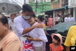 Seorang pria disambut oleh ibunya setelah dibebaskan dari Penjara Insein di Yangon, Myanmar Rabu, 3 Mei 2023. (AP/Thein Zaw)