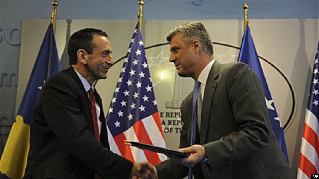 Pomoćnik američkog državnog sekretara, Filip Gordon i predsednik vlade Kosova, Hašim Tači se rukuju u Prištini posle potpisivanja Memoranduma o razumevanju za pomoć reformi kosovskog obrazovanja, 16. jun 2011.