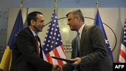 Pomoćnik američkog državnog sekretara, Filip Gordon i predsednik vlade Kosova, Hašim Tači se rukuju u Prištini posle potpisivanja Memoranduma o razumevanju za pomoć reformi kosovskog obrazovanja, 16. jun 2011.
