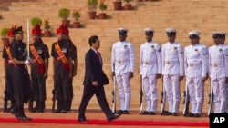 Vietnam Prime Minister Nguyen Tan Dung, inspects a guard of honor at the forecourt of the Indian President's palace in New Delhi, India, Tuesday, Oct. 28, 2014.