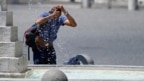 Một người đàn ông giải nhiệt tại đài phun nước ở trung tâm của Rome, Ý, ngày 25 tháng 6, 2019