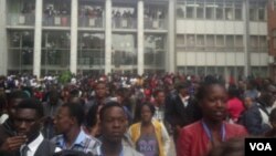 Izifundi zekolitshi leUniversity of Zimbabwe zikhalala umsebenzi.