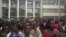 Izifundi zekolitshi leUniversity of Zimbabwe zikhalala umsebenzi.