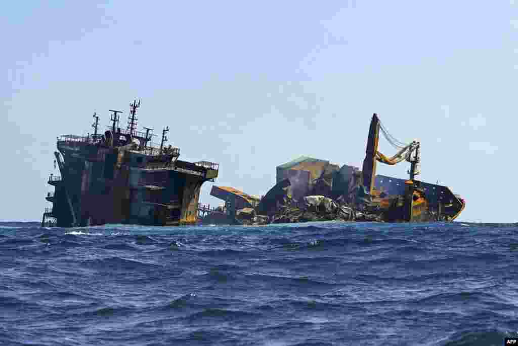 سری لنکا کی نیوی کے ترجمان کیپٹن اندیکا ڈی سلوا نے کہا ہے کہ جہاز ڈوبنے کے بعد سمندر میں پھیلنے والے فضلے کو صاف کرنے کی تیاری کی جا رہی ہے۔
