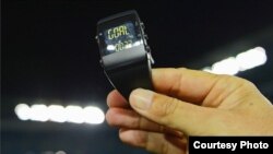 Jam wasit terhubungkan langsung dengan 'mata elektronik' di garis gawang. (Michael Regan/FIFA via Getty Images)