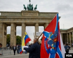 A handful of pro-Russian protesters call on Chancellor Angela Merkel and the West to stop backing the government in Kyiv. (Photo: J. Dettmer / VOA )