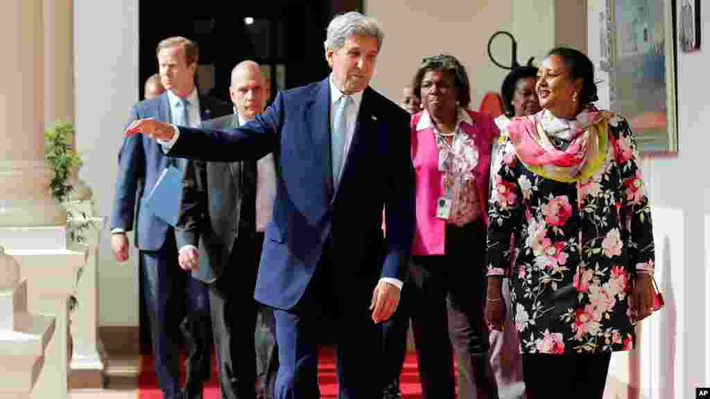 Le secrétaire d&#39;Etat américain John Kerry, et la secrétaire du Cabinet des affaires étrangères du Kenya Amina Mohamed à Nairobi, le 22 août 2016