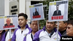 Người biểu tình mang ảnh của các luật sư Đường Kinh Lăng, Viên Tân Đình, Vương Thanh Doanh Hong Kong, biểu tình ở Hồng Kông ngày 29/1/2016.