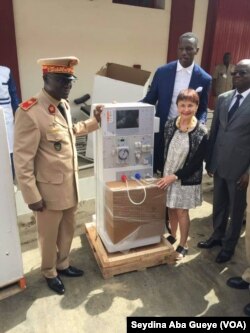 Gorgui Dieng remet le matériel au médecin chef de l'hôpital principal de Dakar en présence du ministre des Forces armées et celui des sports, au Sénégal, le 11 mai 2017. (VOA/Seydina Aba Gueye)