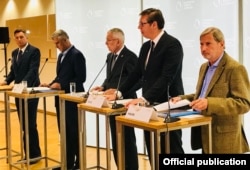 Borut Pahor (Slovenija), Hašim Tači (Kosovo), Aleksander van der Balen (Austrija), Aleksandar Vučić (Srbija) i komesar Johanes Han (EU) tokom konferencije za štampu u Alpbahu, Austrija, 16. avgusta 2018.