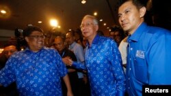 PM Malaysia Najib Razak (tengah) setelah penutupan TPS di Kuala Lumpur (5/5). Koalisi Barisan Nasional pimpinan Razak kembali menang pemilu parlemen di Malaysia. 