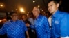 نجیب رزاق نخست وزیر مالزی(نفر وسط) پس از پایان رای گیری در آن کشور، ۶ مه ۲۰۱۳