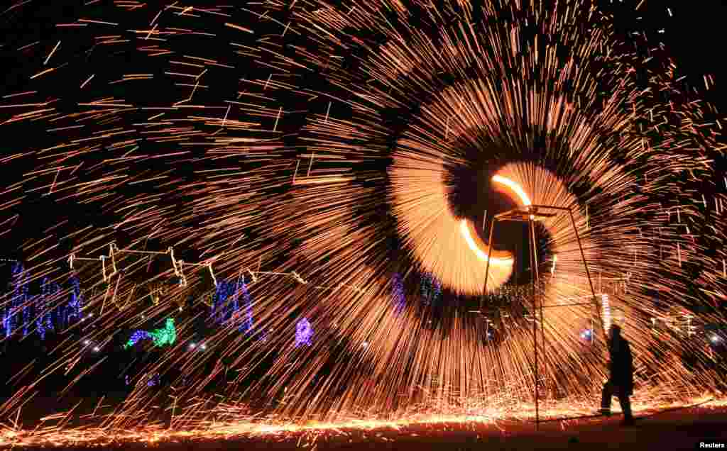 Seorang seniman tampil pada Festival Lentera di Anyang, Henan, China.