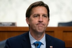 ARCHIVO - El senador Ben Sasse (Republicano por Nebraska) escucha a la nominada a la Corte Suprema Amy Coney Barrett ante la Comisión Judicial del Senado el 14 de octubre de 2020.