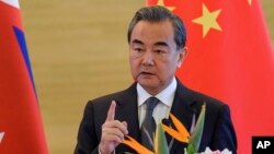 Menteri luar negeri China Wang Yi berbicara kepada media mengenai Korea Utara di Beijing, Kamis (7/9). 