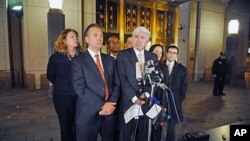 Οι συνήγοροι υπεράσπισης του Αχμέντ Γκαϊλάνι μιλούν στα μέσα ενημέρωσης μετά την απόφαση του δικαστηρίου