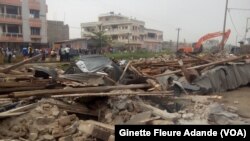 Quelques bâtiments cassés dans les rues de Cotonou, au Bénin, le 16 janvier 2017. (VOA/Ginette Fleure Adande)