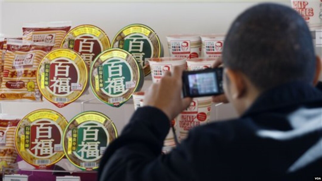 Seorang pria memotret berbagai produk mi instan impor dari Jepang di Kuala Lumpur (foto: dok.)
