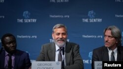 Brian Adeba, George Clooney, dan John Prendergast menghadiri konferensi pers mengenai korupsi di Afrika, di London, Inggris, 19 September 2019. (Foto: Reuters) 