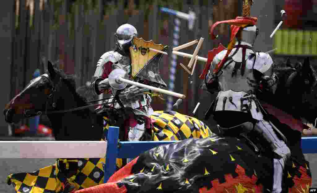 England&#39;s Andrew Deane (L) jousts with Australia&#39;s Phil Leitch (R) during the inaugural &quot;Ashes&quot; jousting tournament between Australia and England at the Kryal Castle in Leigh Creek, some 100 kms west of Melbourne, Australia.