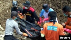 Polisi dan relawan mengevakuasi korban tanah longsor di Banjarnegara tahun 2006 (foto: dok). Kawasan Banjarnegara kembali dilanda tanah longsor yang menewaskan sedikitnya 8 orang akibat hujan lebat Jumat malam (12/12). 