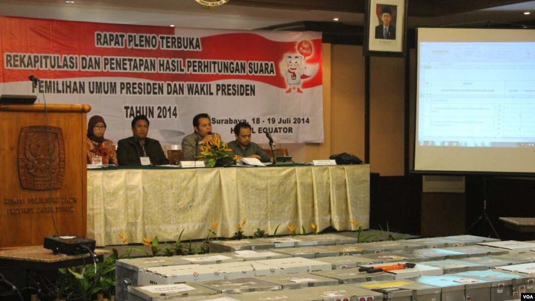 Komisioner KPU Provinsi Jawa Timur memulai proses penghitungan suara Pilpres tingkat Provinsi di Surabaya, Jumat, 18 Juli 2014 (Foto: VOA/Petrus)