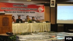 Komisioner KPU Provinsi Jawa Timur memulai proses penghitungan suara Pilpres tingkat Provinsi di Surabaya, Jumat, 18 Juli 2014 (Foto: VOA/Petrus)