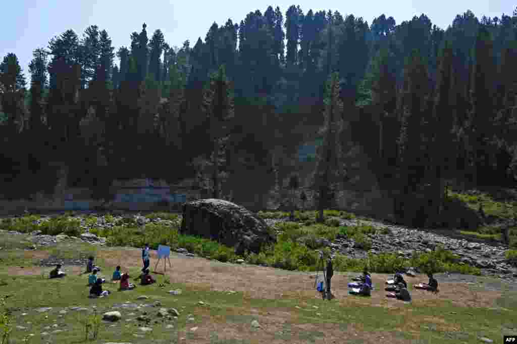 کھلے آسمان تلے قائم اس عارضی اسکول میں ہر جماعت کے بچوں کی الگ الگ کلاس لی جاتی ہے۔