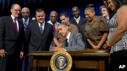 El presidente Obama firmó una orden ejecutiva para asegurar que los contratistas federales practiquen políticas justas con sus empleados.