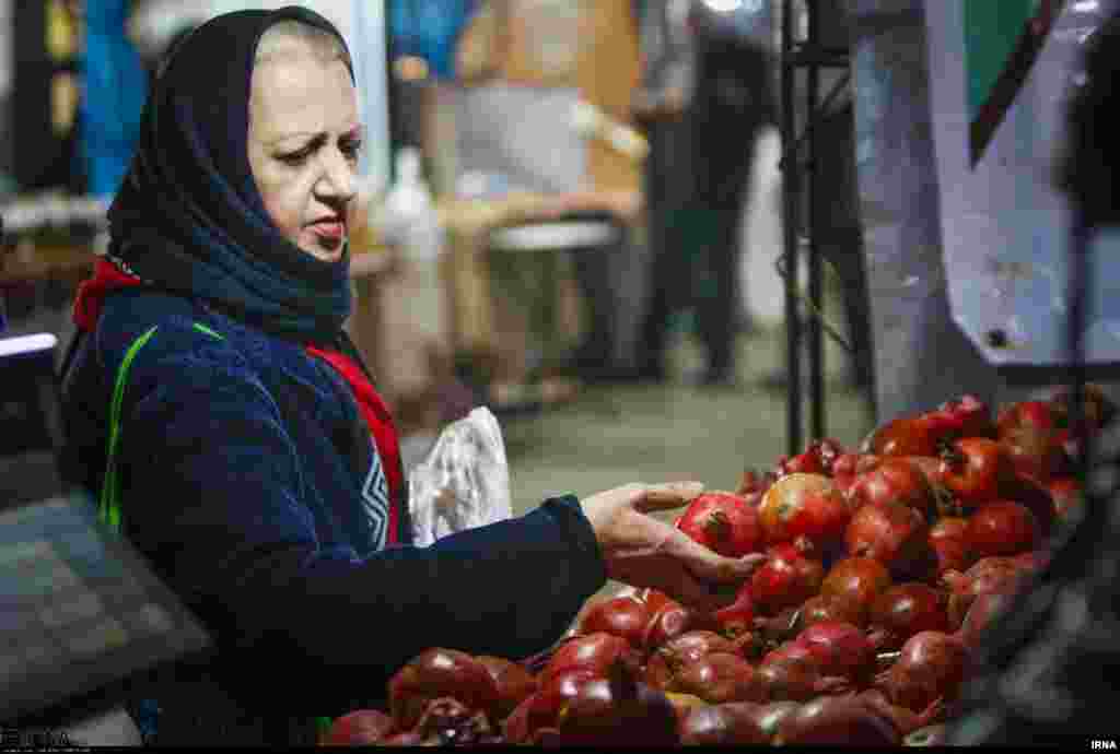  در آستانه شب یلدا، نمایشگاههایی با عنوان نمایشگاه بزرگ خشکبار، آجیل و مواد غذایی شب یلدا در تهران و برخی شهرها برگزار می شود. مشاهده شما چطور است؟ آیا ارزان است؟ عکس: امیر حسین بندی، ایرنا