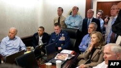 Президент Обама и представители высшего руководства США следят за операцией по ликвидации Усамы бин Ладена. Фото 1 мая 2011 г.