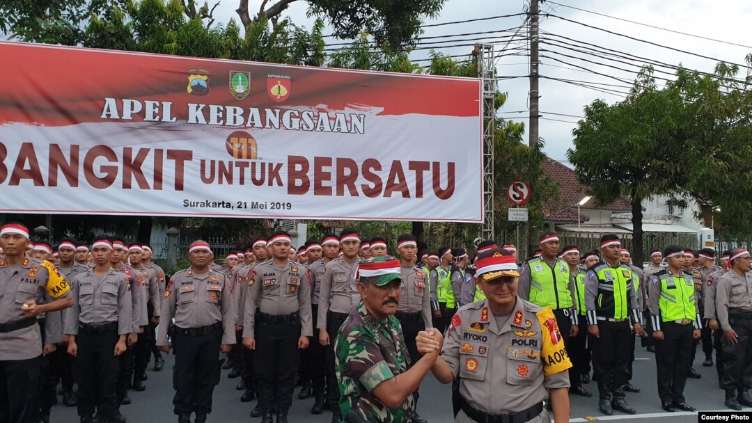 Pangdam IV Diponegoro dan Kapolda Jateng menunjukkan salam komando dengan latar belakang ribuan peserta Apel Kebangsaan di Manahan Solo, Selasa petang (21/5).