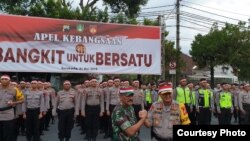 Pangdam IV Diponegoro dan Kapolda Jateng menunjukkan salam komando dengan latar belakang ribuan peserta Apel Kebangsaan di Manahan Solo, Selasa petang (21/5).